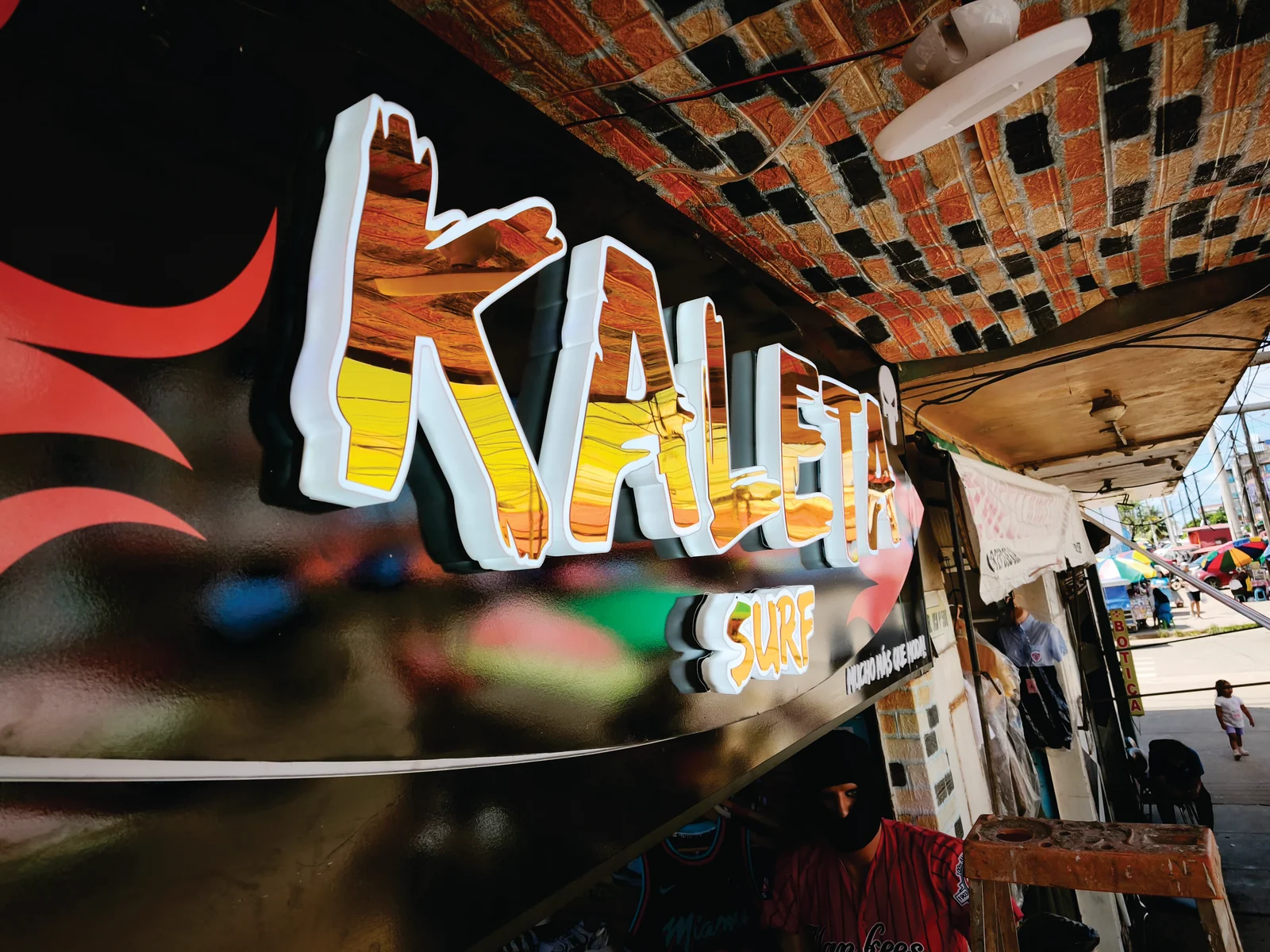 Letras corpóreas KALETA SURF en fachada, realizadas por IDEX