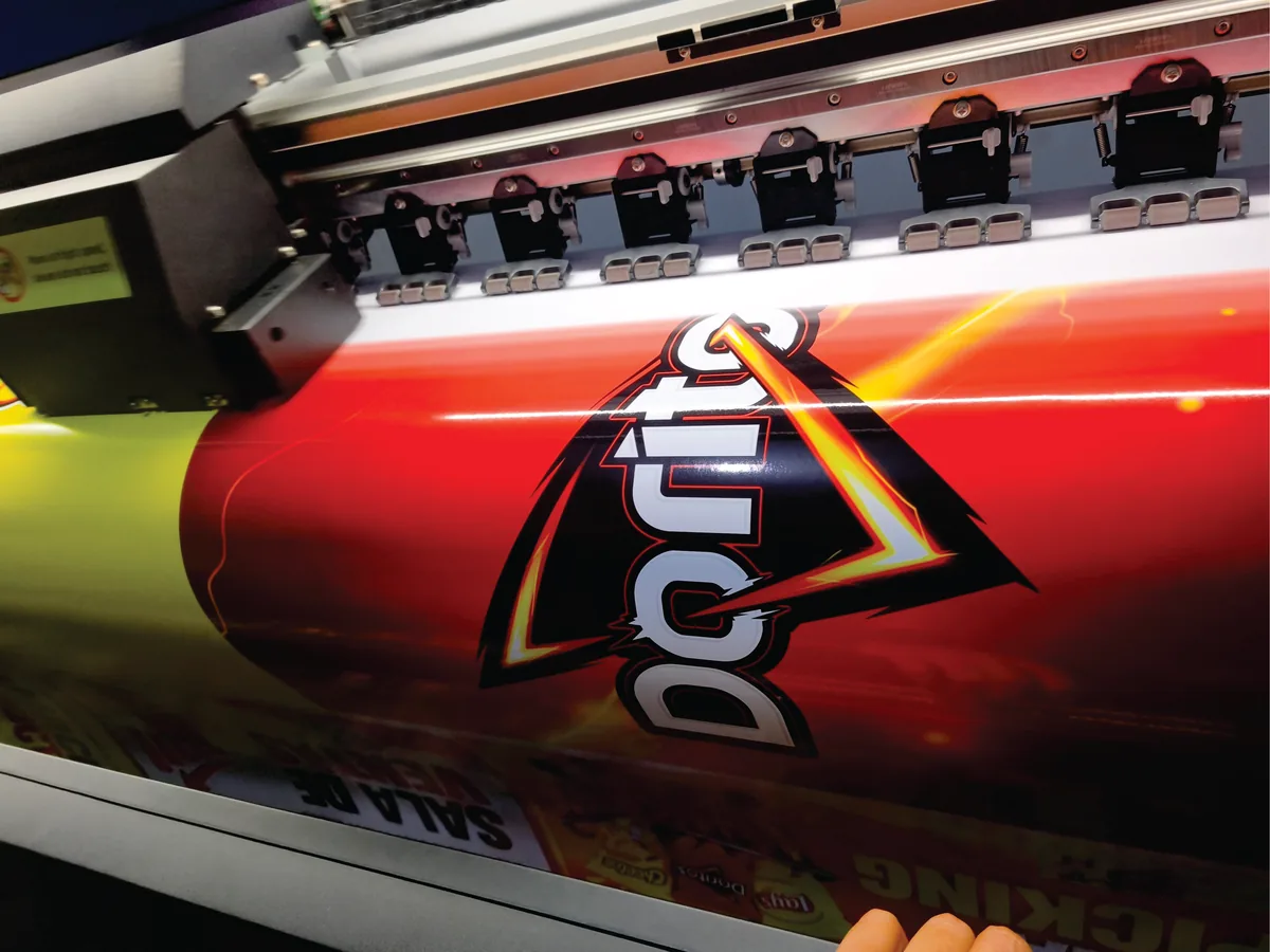 Impresión de vinil de gran formato en el plotter de IDEX