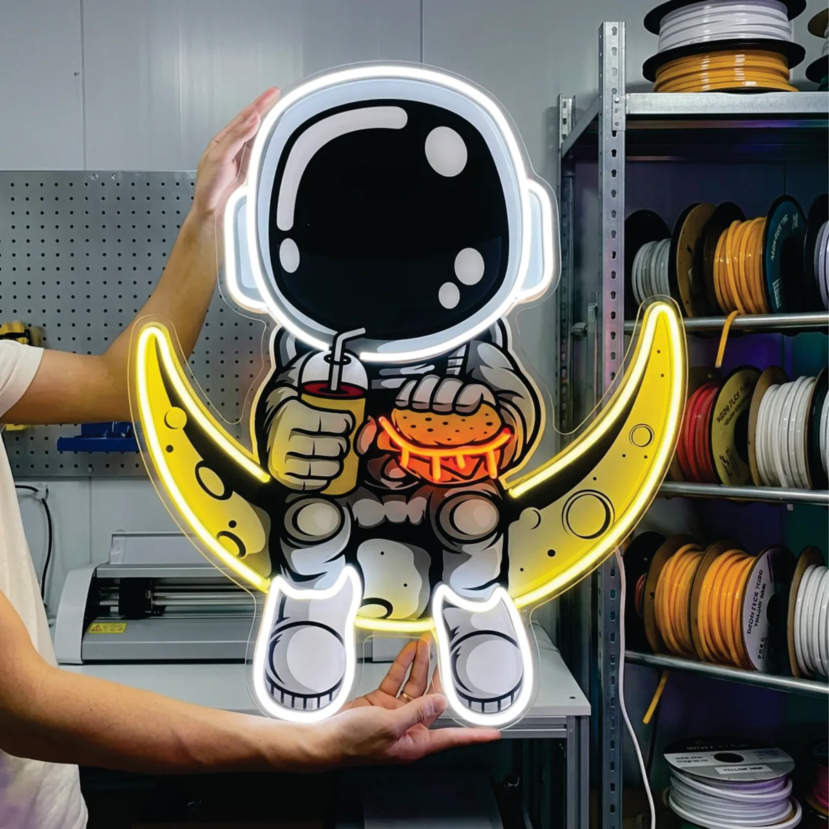 Figura decorativa de astronauta con iluminación